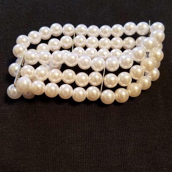 White beaded bracelet - Picture 3 of 4